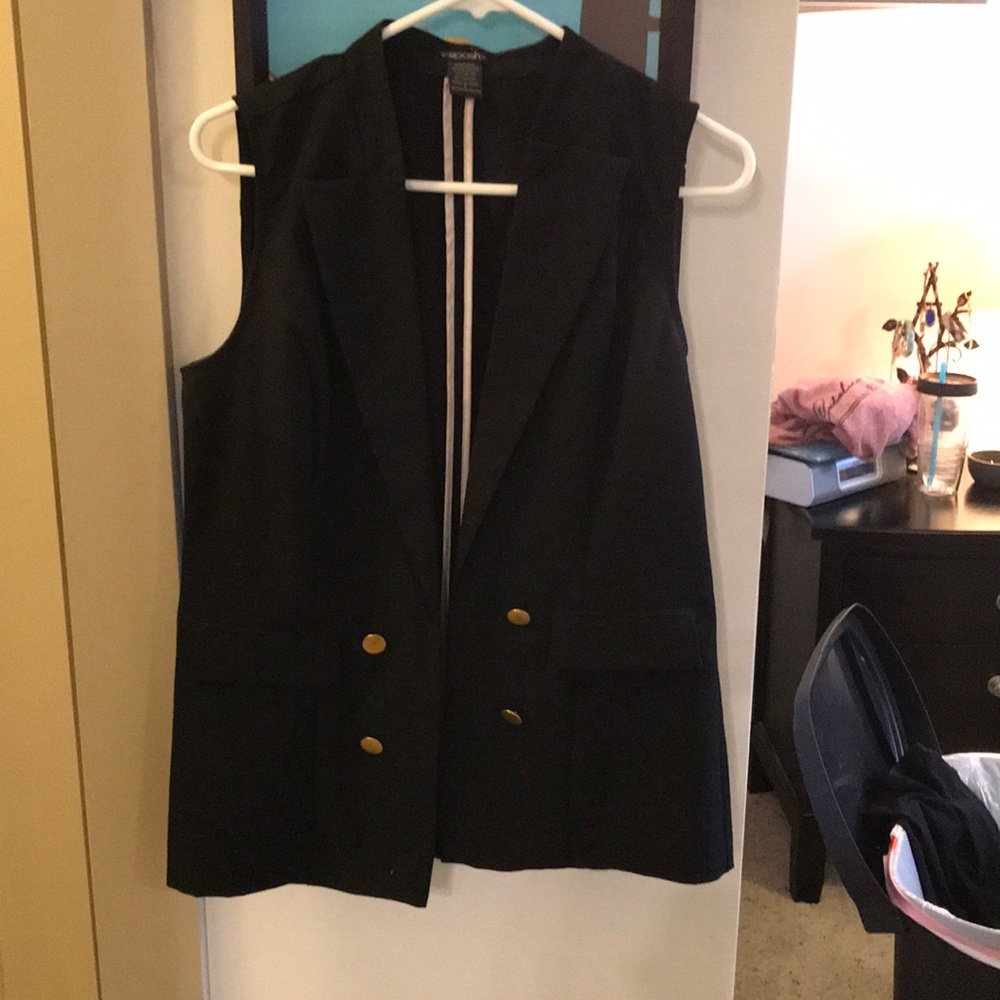 Sleeveless blazer